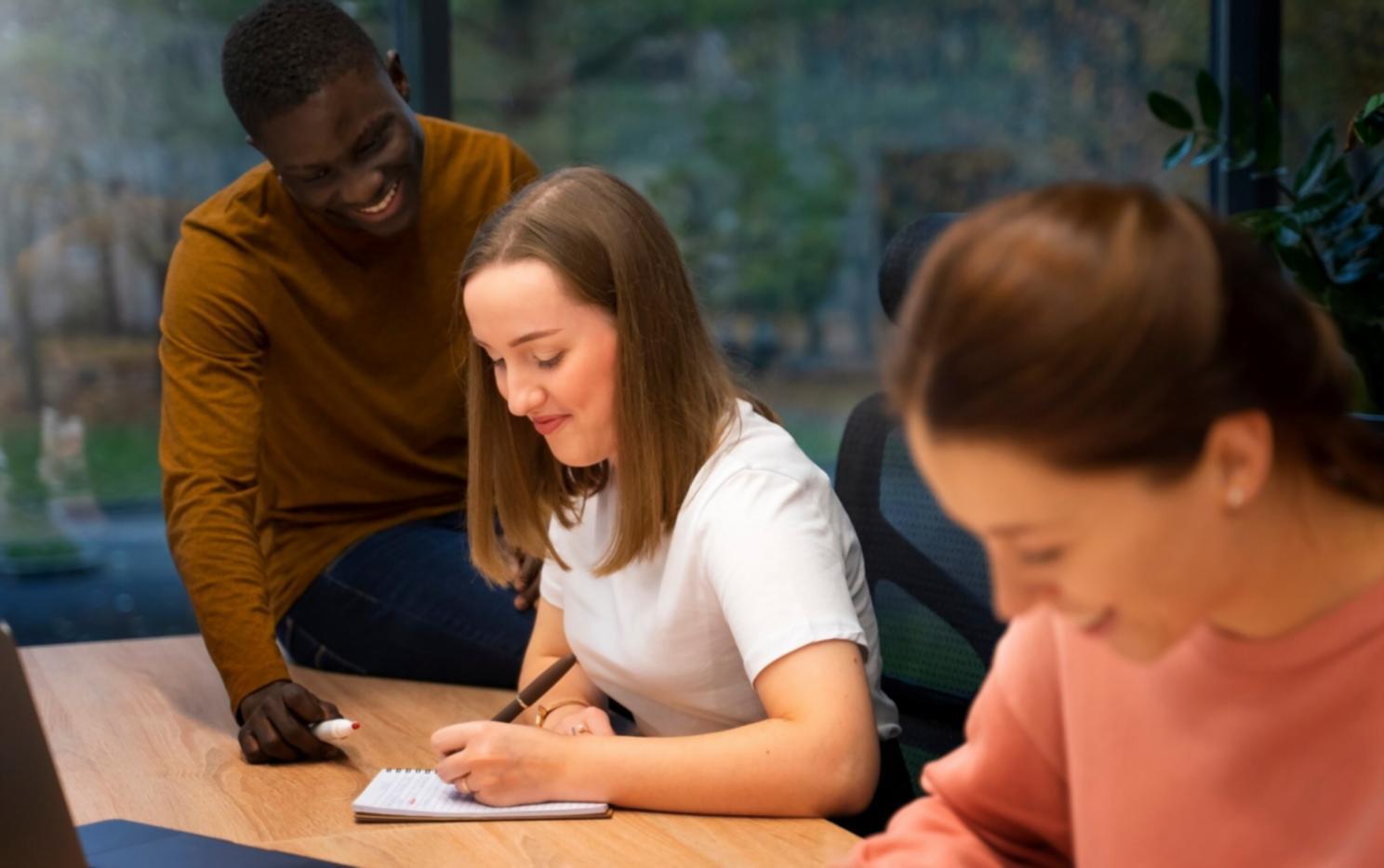 Étudiants travaillant sur des projets d'automatisation budgétaire